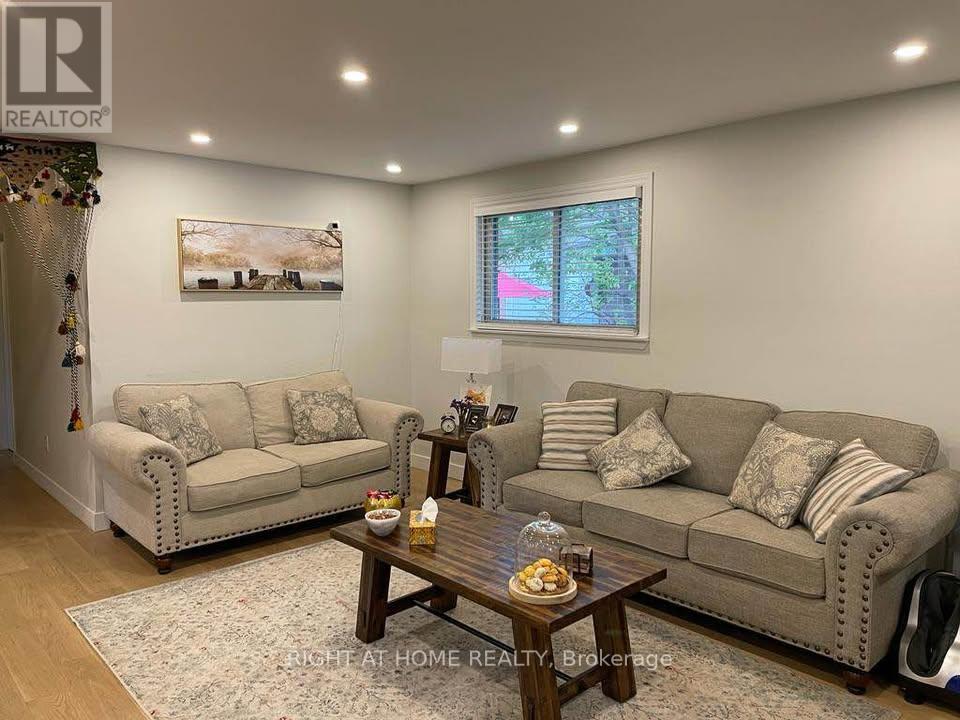 39 Devins Drive, Aurora, ON - Indoor Photo Showing Living Room