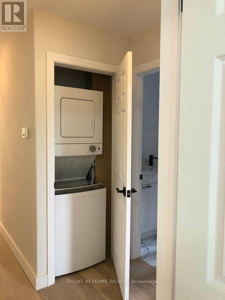 39 Devins Drive, Aurora, ON - Indoor Photo Showing Laundry Room