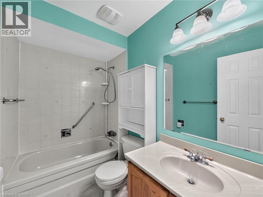 60 Attwood Drive, Cambridge, ON - Indoor Photo Showing Bathroom