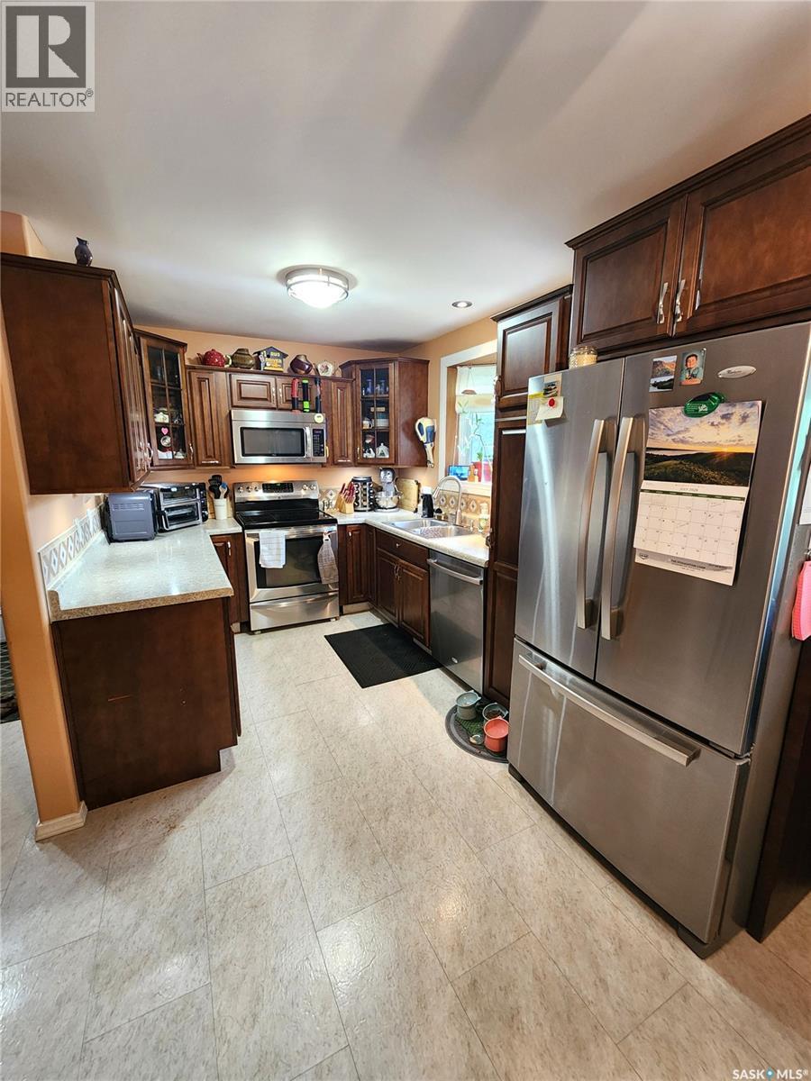 808 Assiniboia Avenue, Stoughton, SK - Indoor Photo Showing Kitchen With Stainless Steel Kitchen