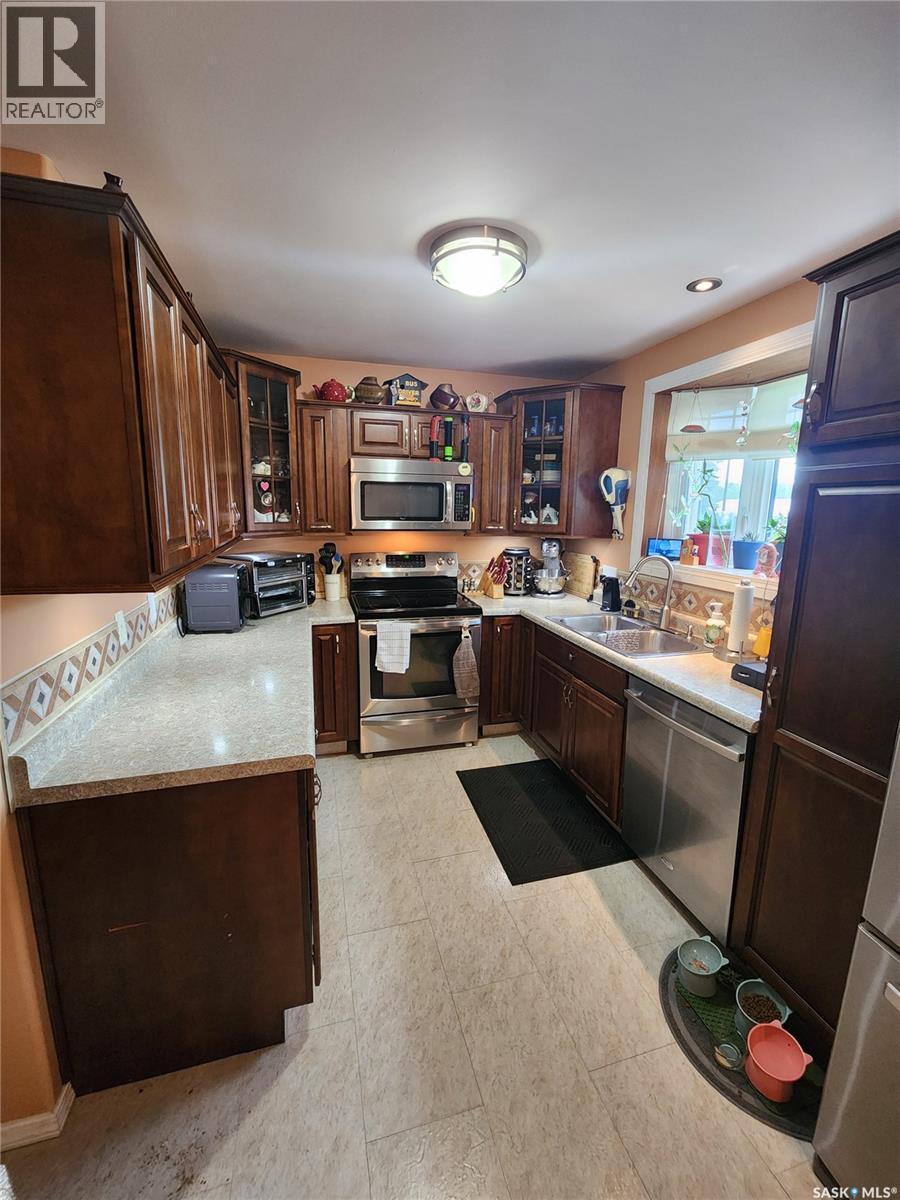 808 Assiniboia Avenue, Stoughton, SK - Indoor Photo Showing Kitchen