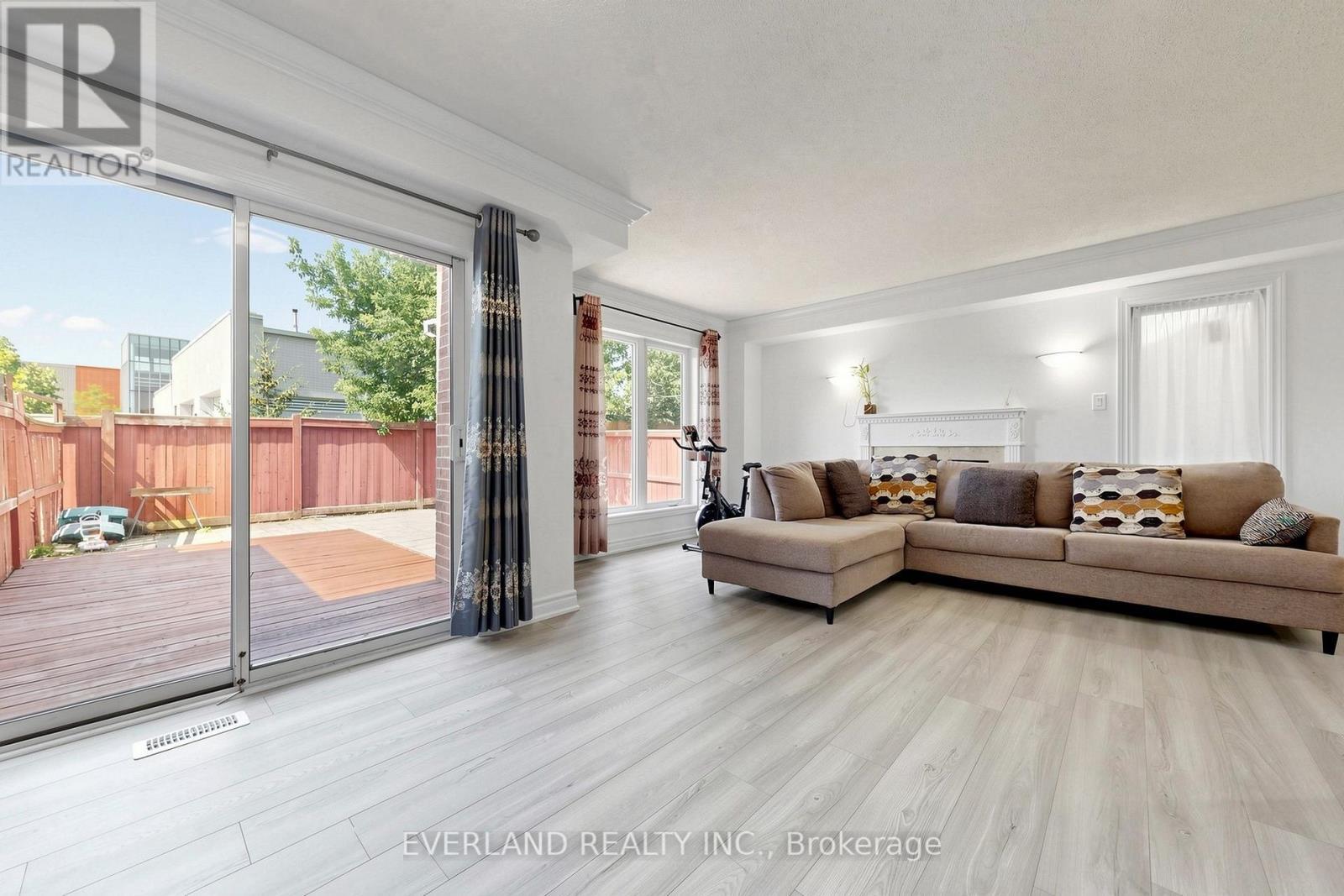 5588 Highbank Road, Mississauga, ON - Indoor Photo Showing Living Room