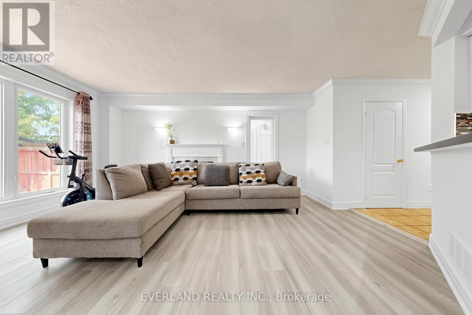 5588 Highbank Road, Mississauga, ON - Indoor Photo Showing Living Room