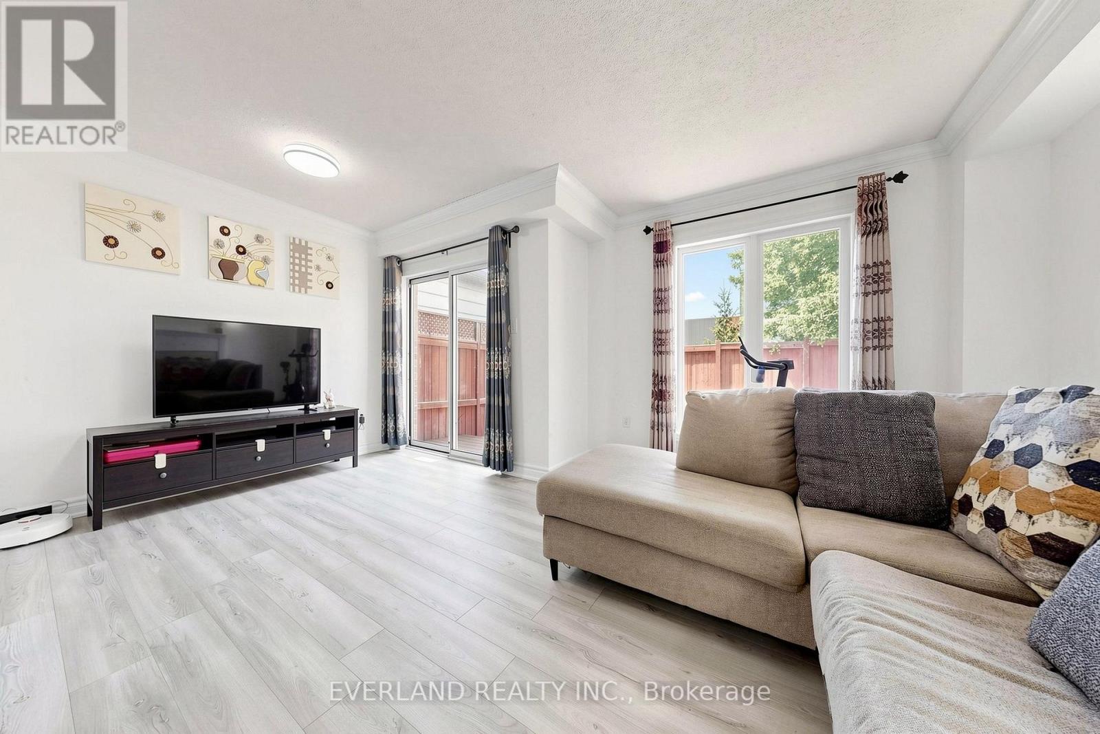 5588 Highbank Road, Mississauga, ON - Indoor Photo Showing Living Room