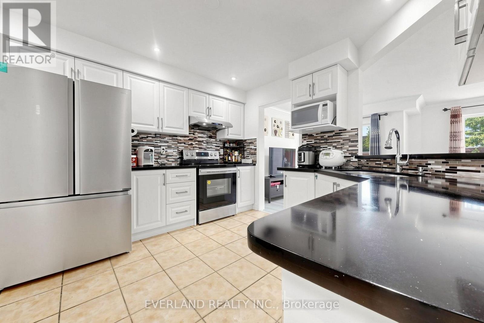 5588 Highbank Road, Mississauga, ON - Indoor Photo Showing Kitchen With Upgraded Kitchen
