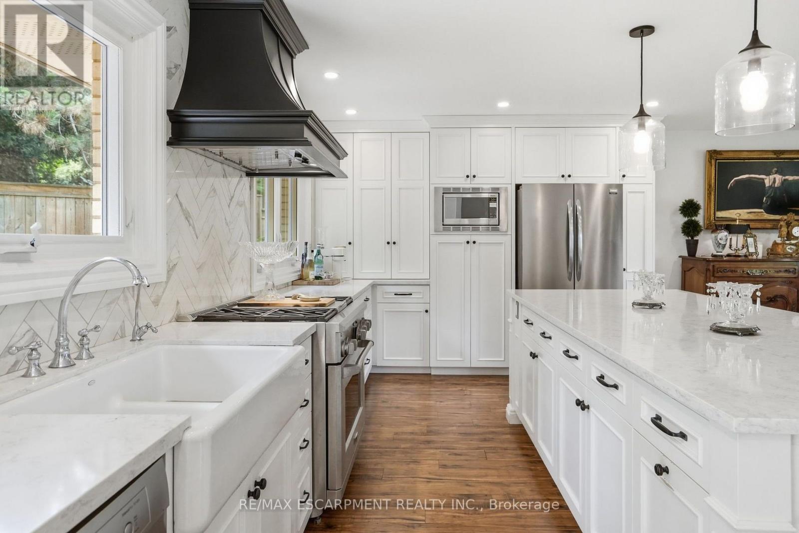 2 Jameson Drive, Hamilton, ON - Indoor Photo Showing Kitchen With Upgraded Kitchen