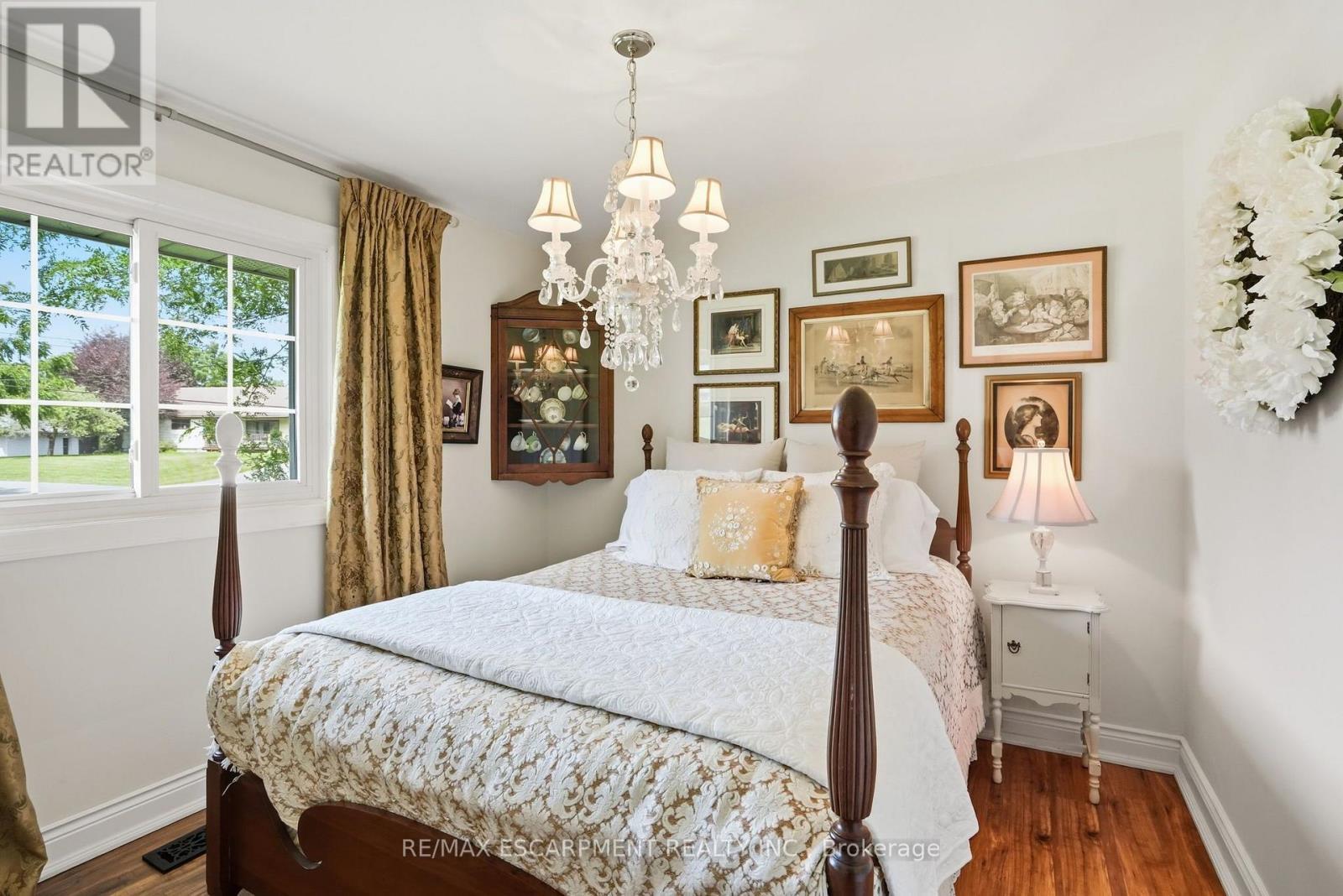 2 Jameson Drive, Hamilton, ON - Indoor Photo Showing Bedroom