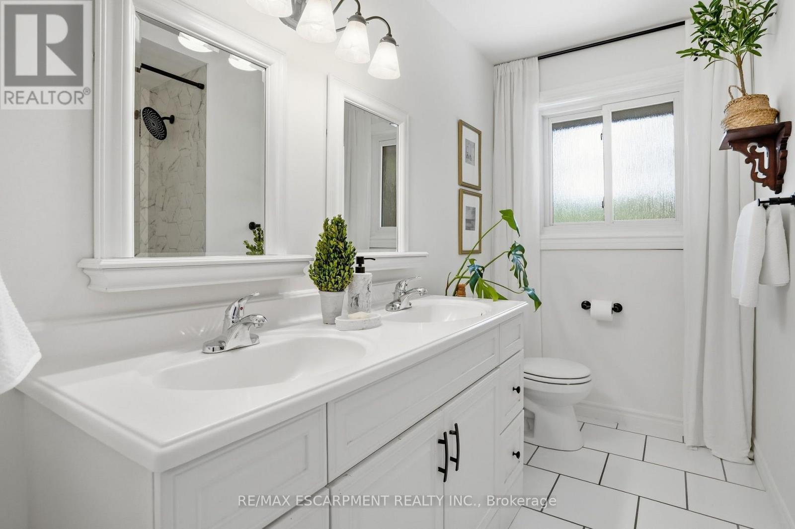 2 Jameson Drive, Hamilton, ON - Indoor Photo Showing Bathroom
