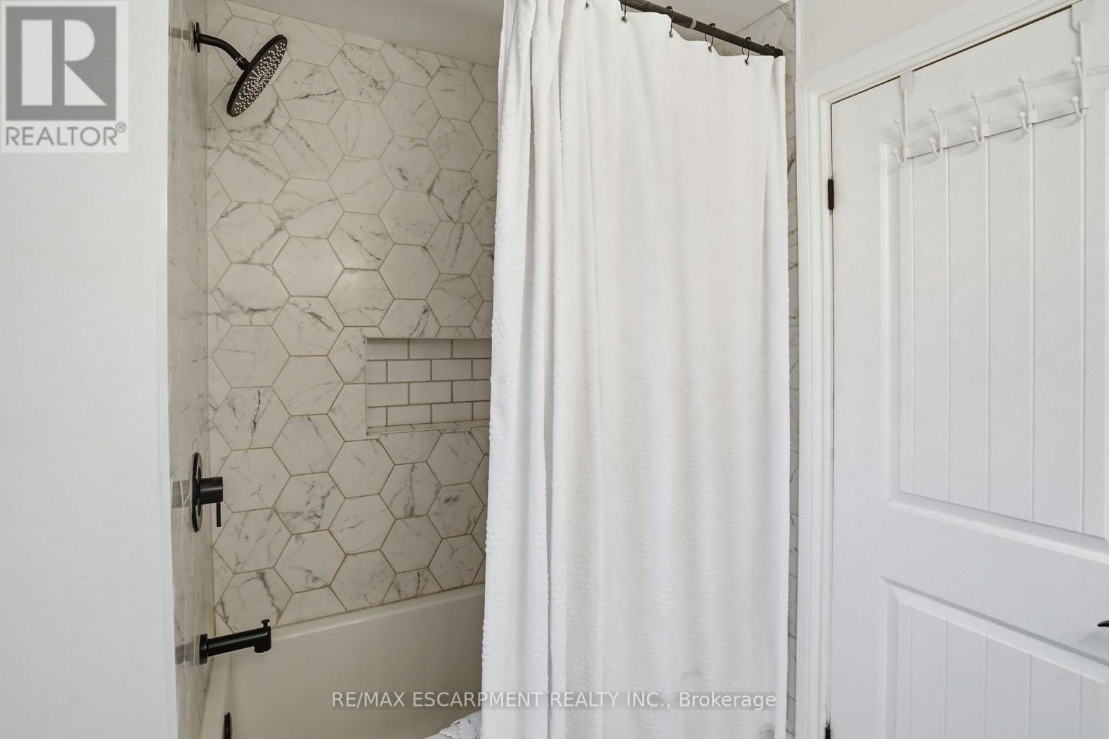 2 Jameson Drive, Hamilton, ON - Indoor Photo Showing Bathroom