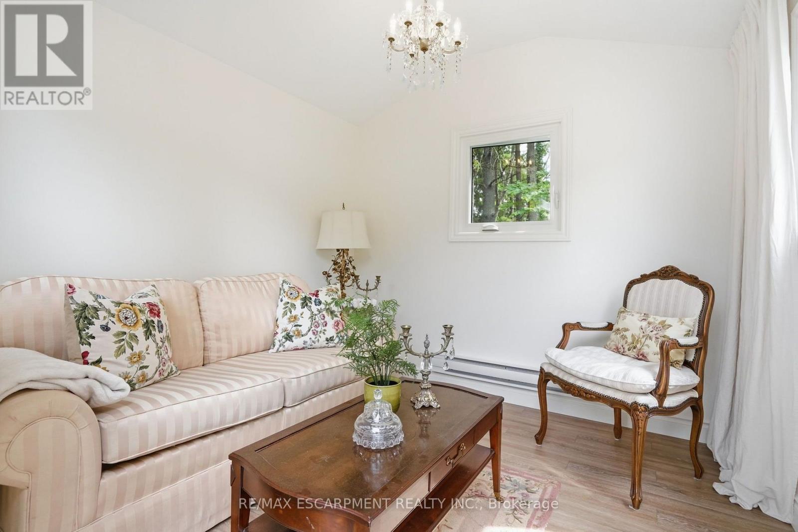 2 Jameson Drive, Hamilton, ON - Indoor Photo Showing Living Room