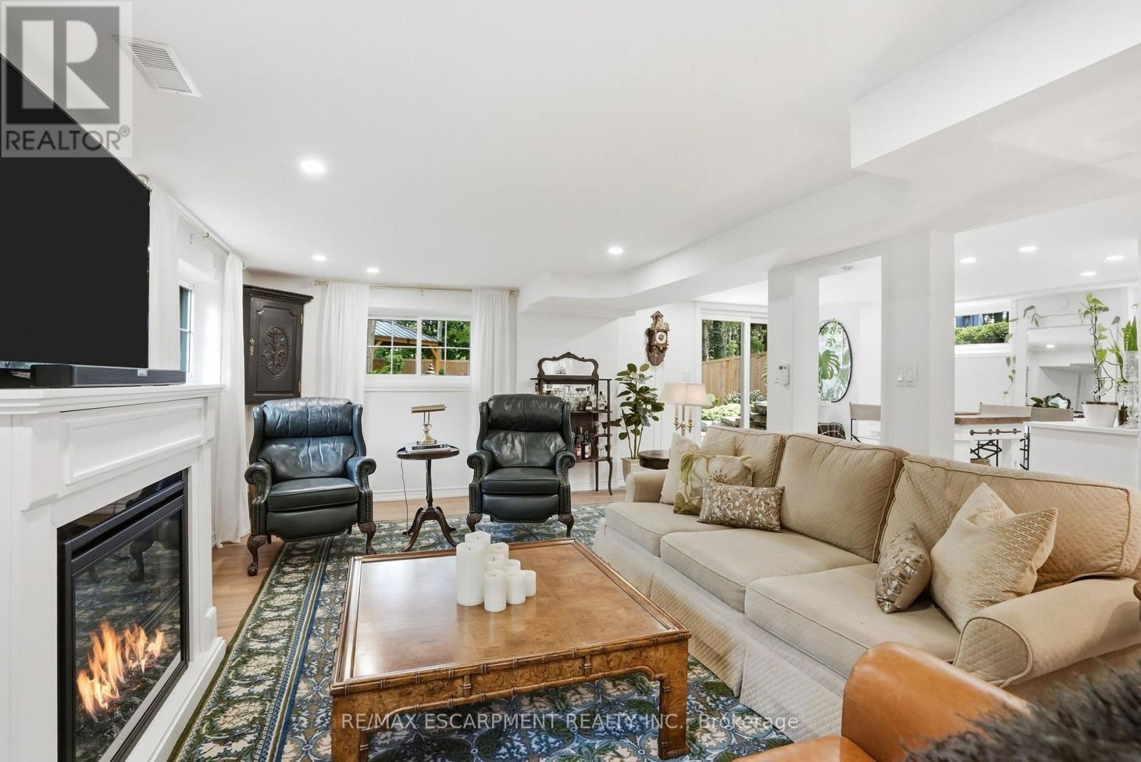 2 Jameson Drive, Hamilton, ON - Indoor Photo Showing Living Room With Fireplace