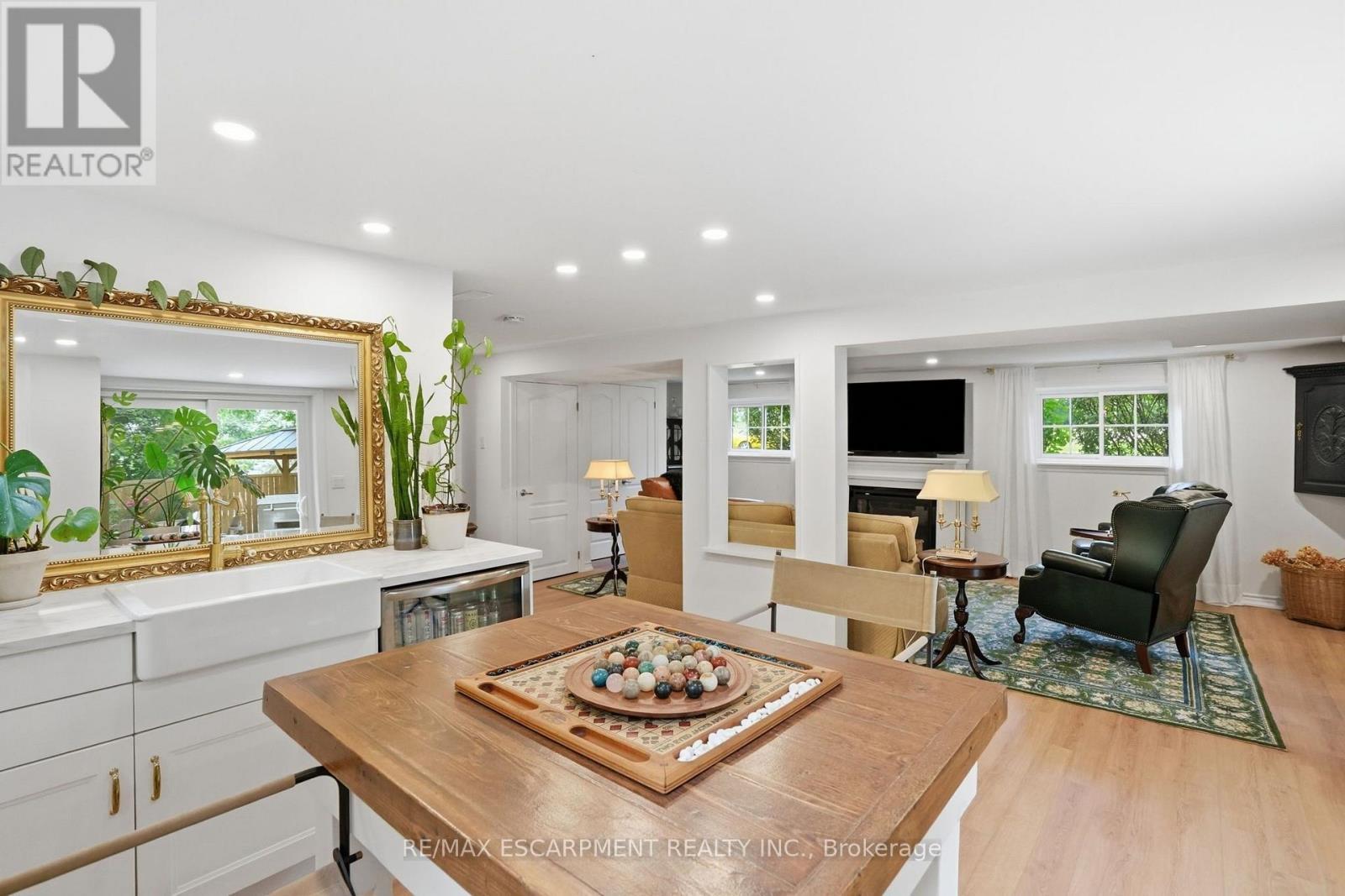 2 Jameson Drive, Hamilton, ON - Indoor Photo Showing Living Room With Fireplace