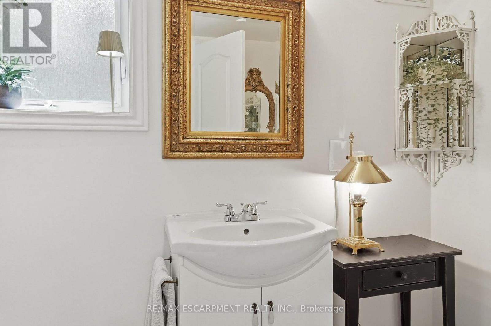 2 Jameson Drive, Hamilton, ON - Indoor Photo Showing Bathroom