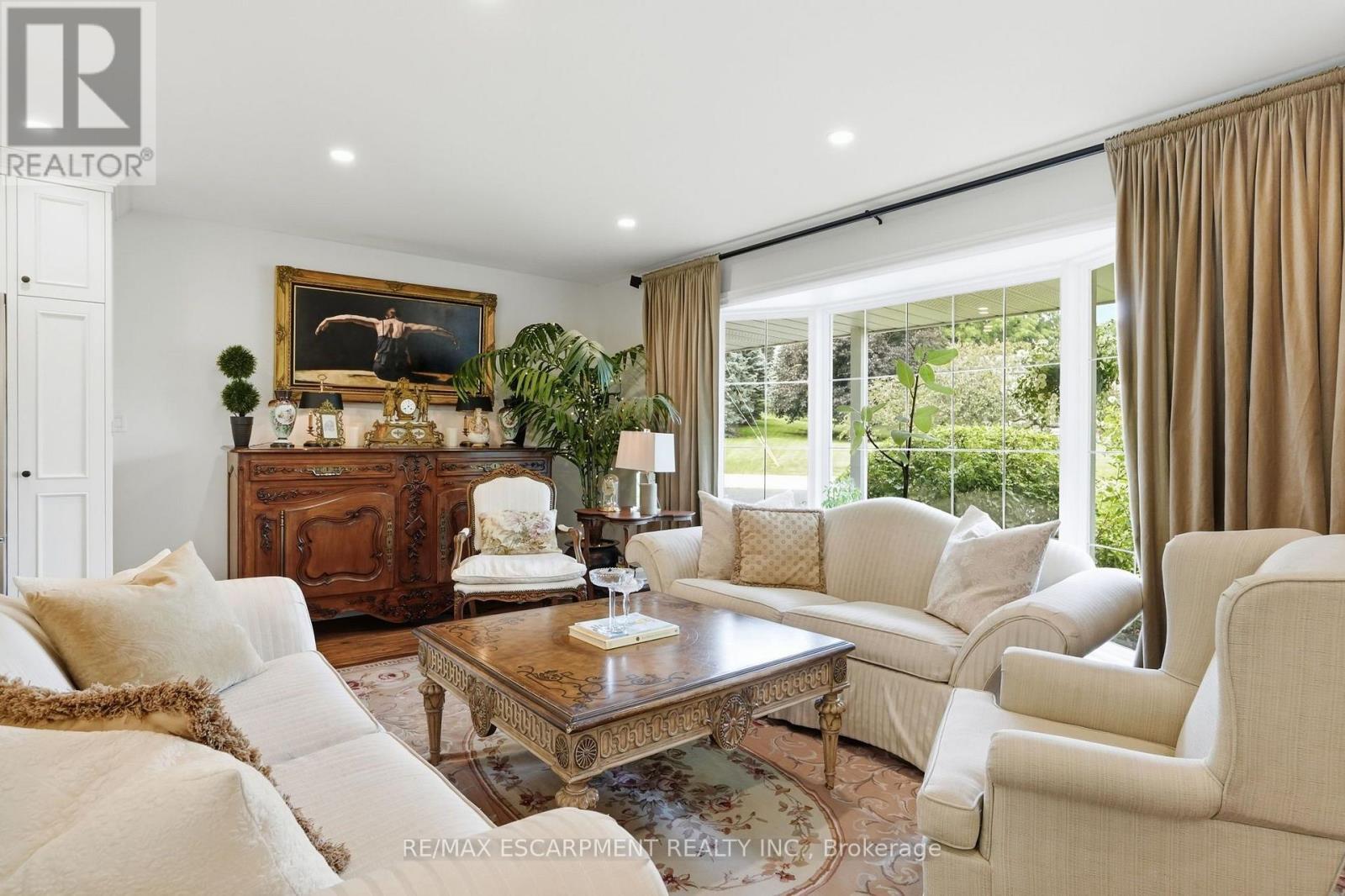 2 Jameson Drive, Hamilton, ON - Indoor Photo Showing Living Room