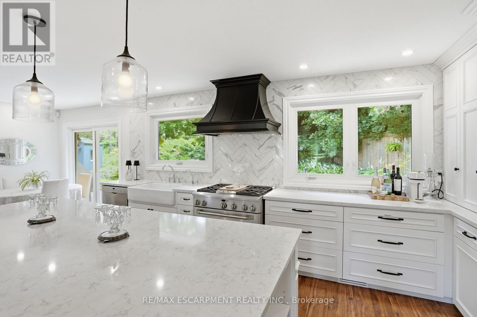 2 Jameson Drive, Hamilton, ON - Indoor Photo Showing Kitchen With Upgraded Kitchen