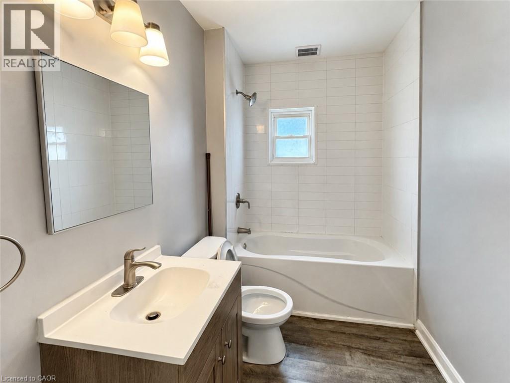 250 Weir Street N, Hamilton, ON - Indoor Photo Showing Bathroom
