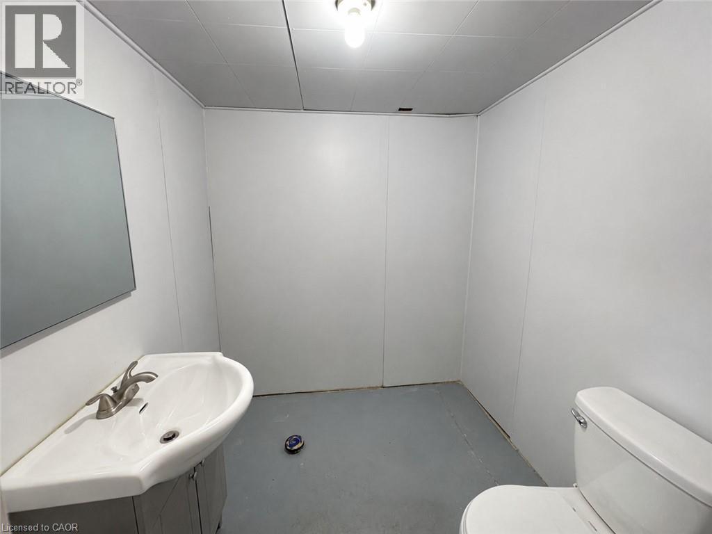 250 Weir Street N, Hamilton, ON - Indoor Photo Showing Bathroom