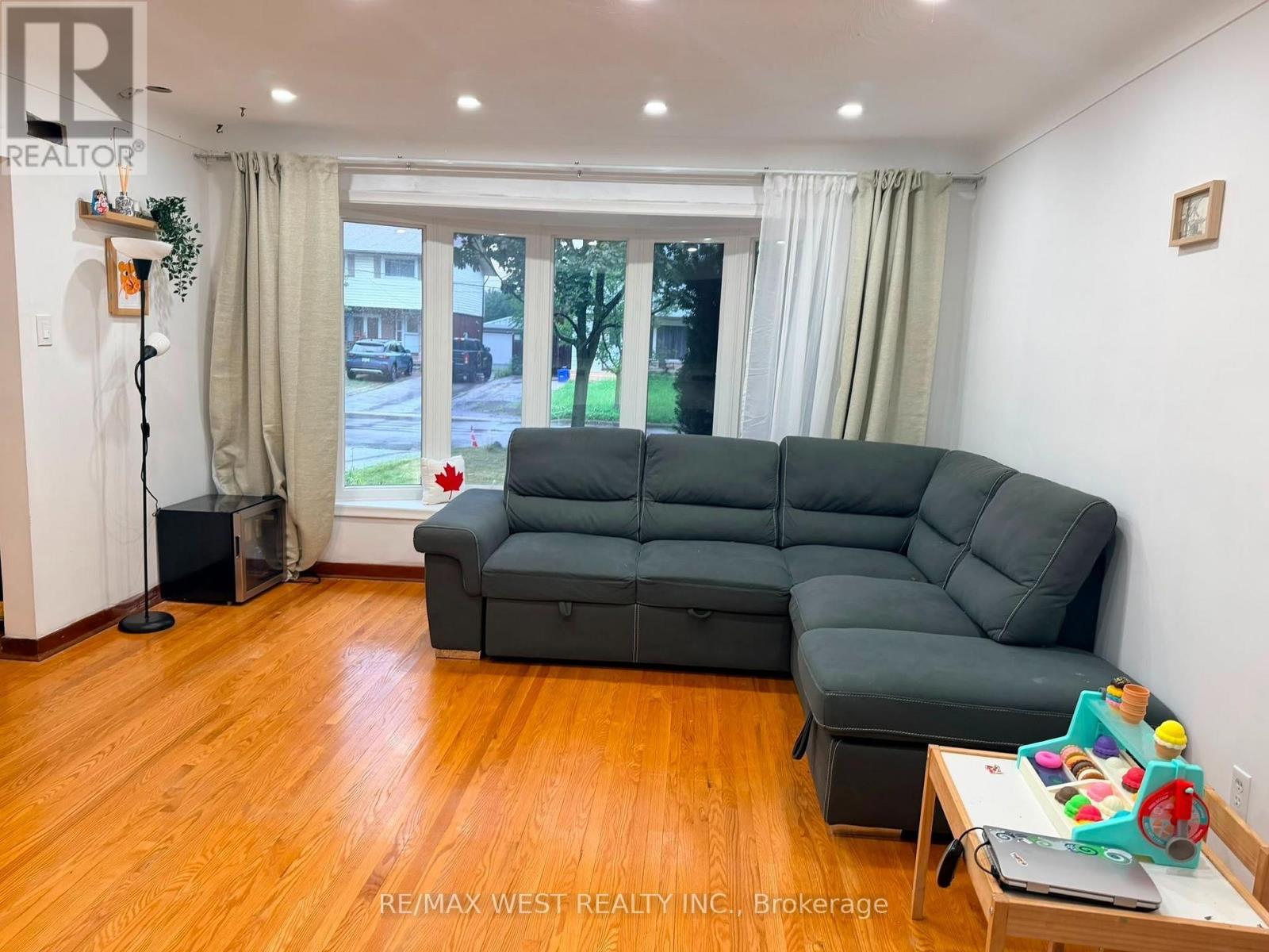 1254 Treeland Street, Burlington, ON - Indoor Photo Showing Living Room
