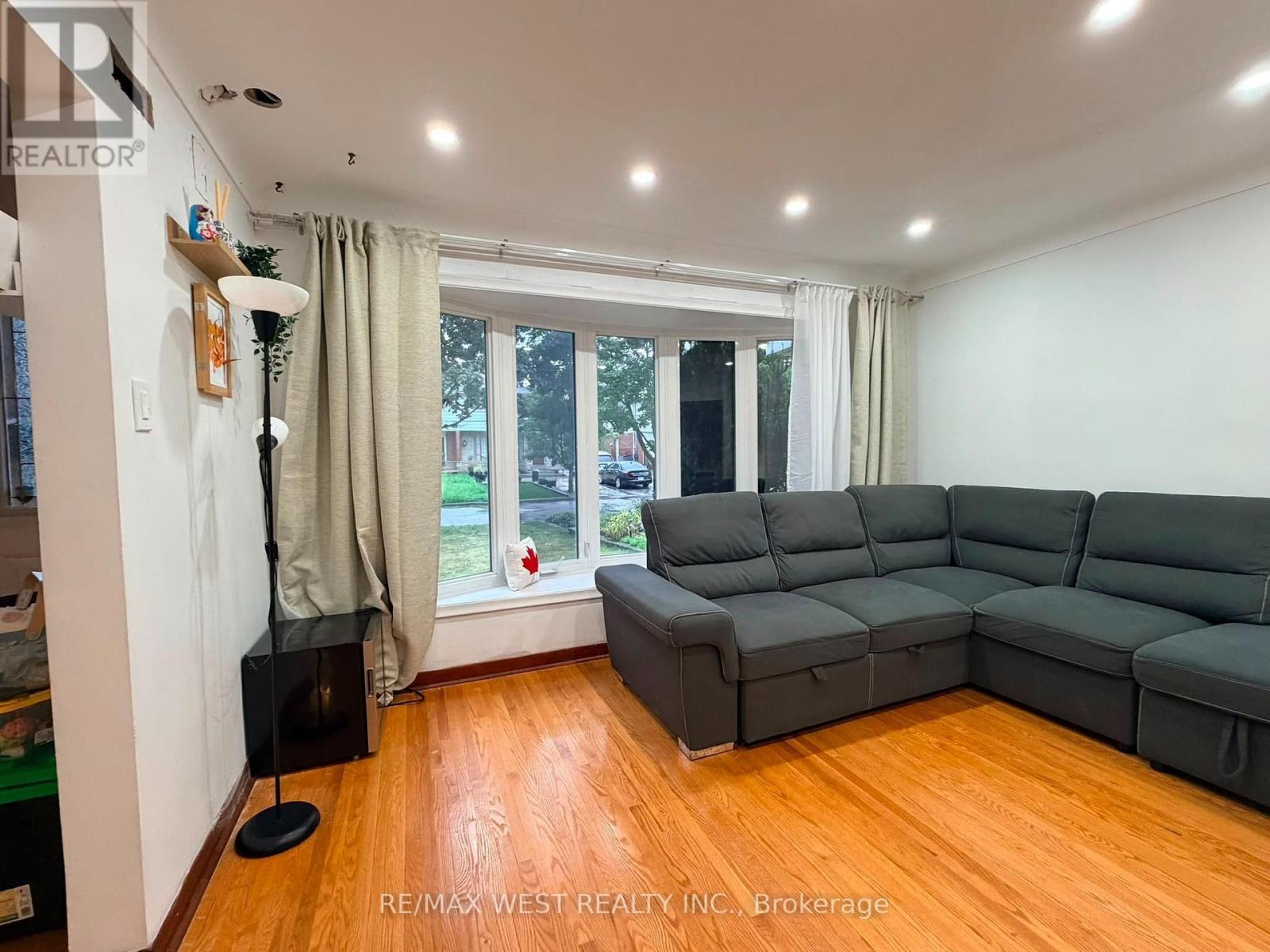 1254 Treeland Street, Burlington, ON - Indoor Photo Showing Living Room