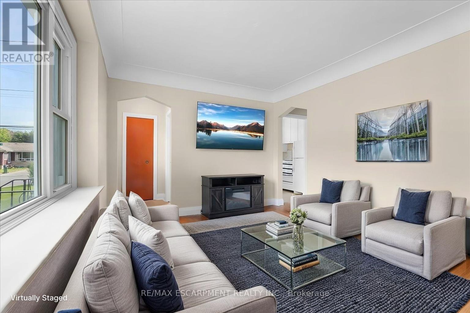 128 East 39Th Street, Hamilton, ON - Indoor Photo Showing Living Room With Fireplace