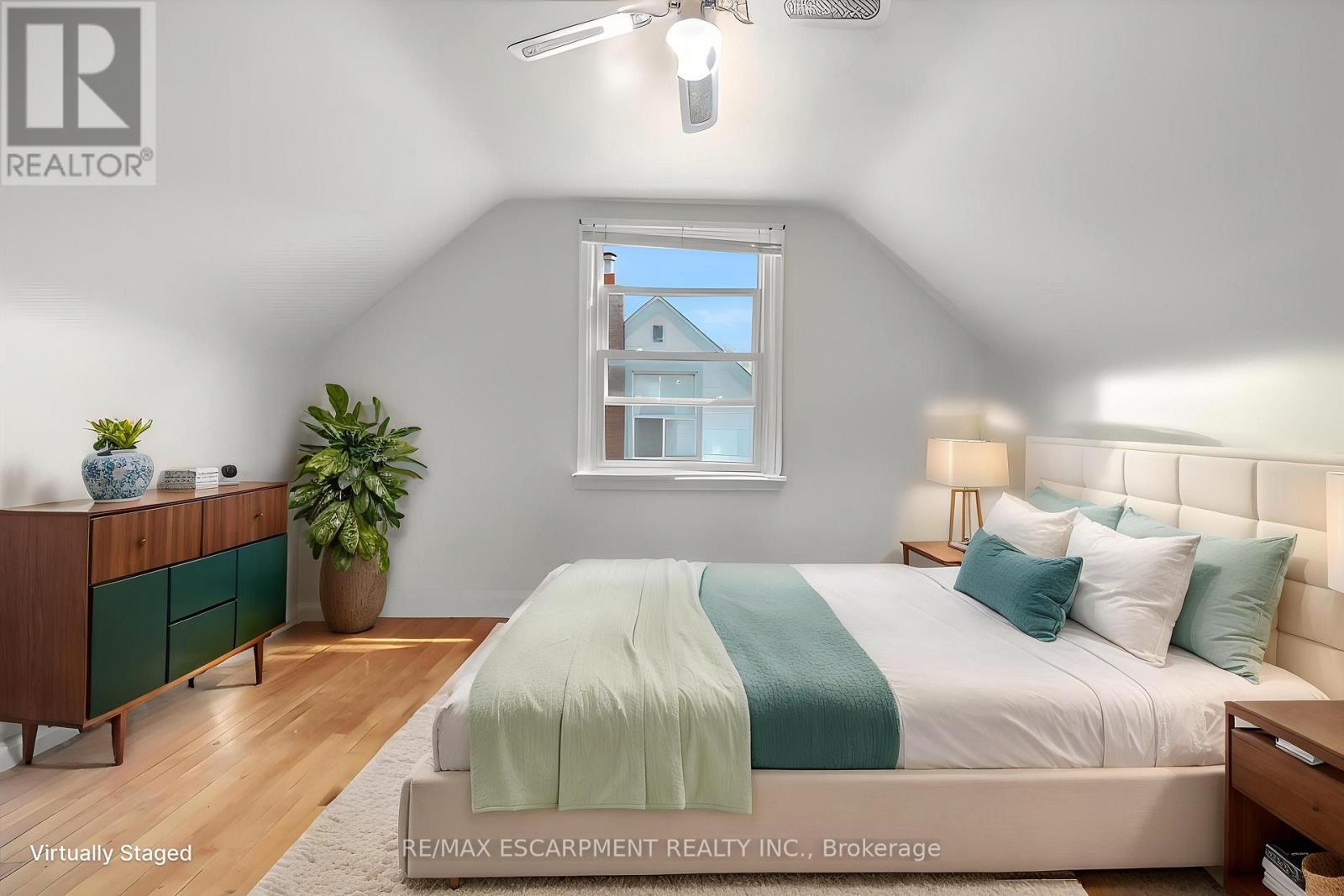 128 East 39Th Street, Hamilton, ON - Indoor Photo Showing Bedroom