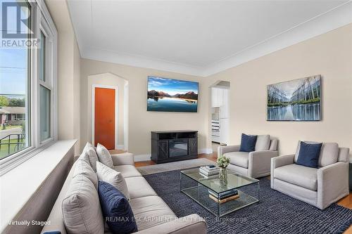 128 East 39Th Street, Hamilton, ON - Indoor Photo Showing Living Room With Fireplace