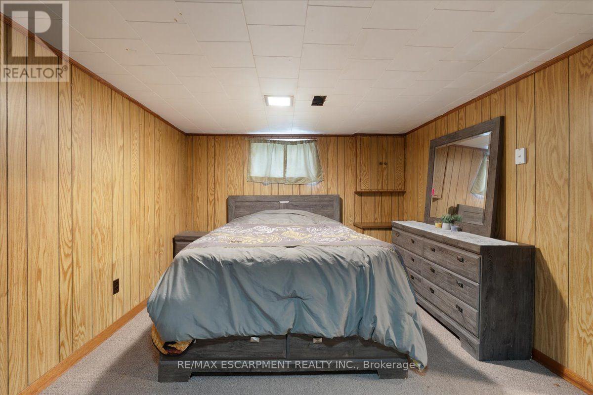 128 East 39Th Street, Hamilton, ON - Indoor Photo Showing Bedroom