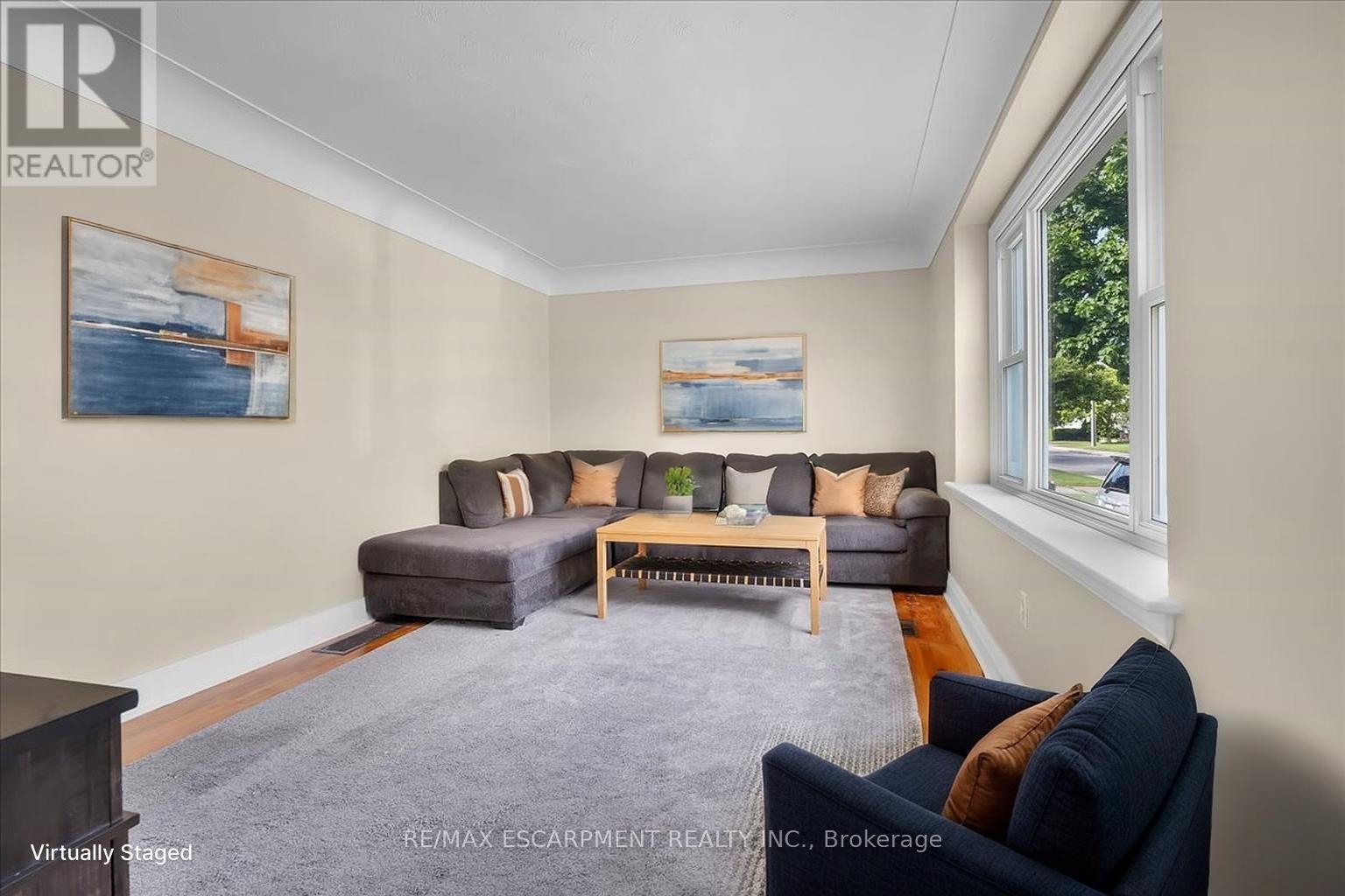 128 East 39Th Street, Hamilton, ON - Indoor Photo Showing Living Room