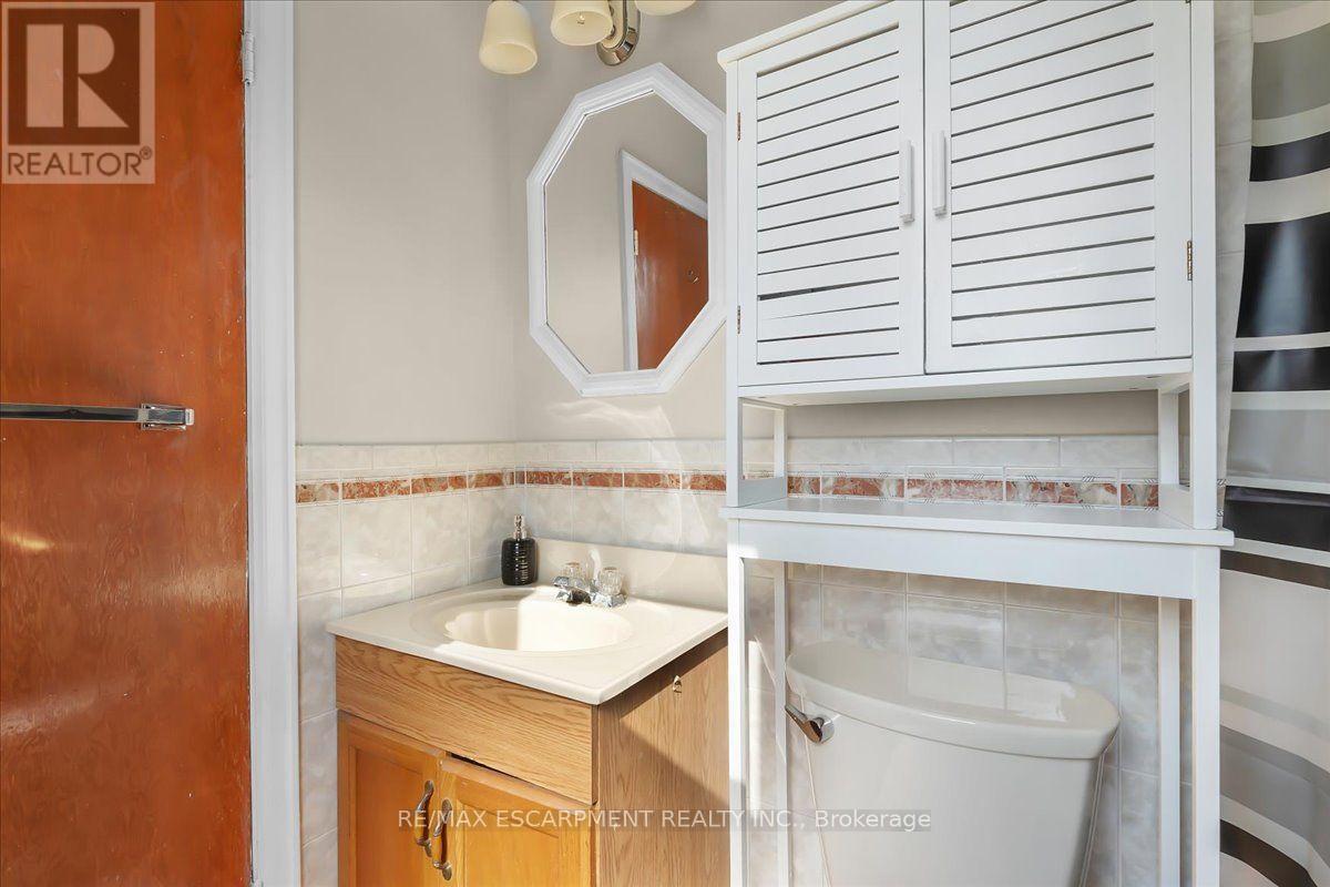 128 East 39Th Street, Hamilton, ON - Indoor Photo Showing Bathroom