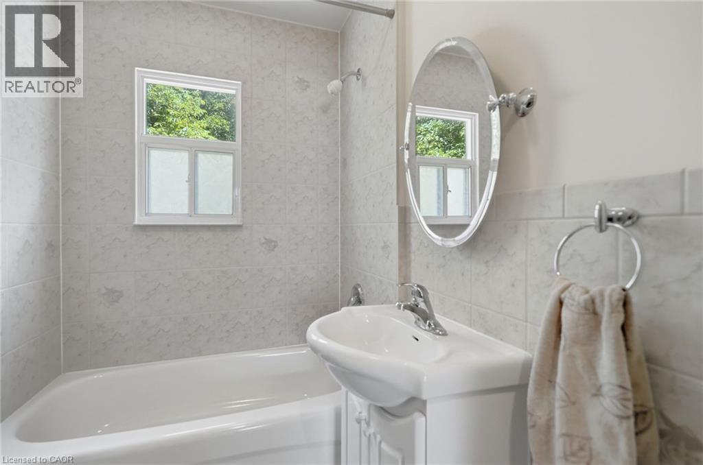 Main floor 4Pc Bathroom - 188 Troy Street, Mississauga, ON - Indoor Photo Showing Bathroom
