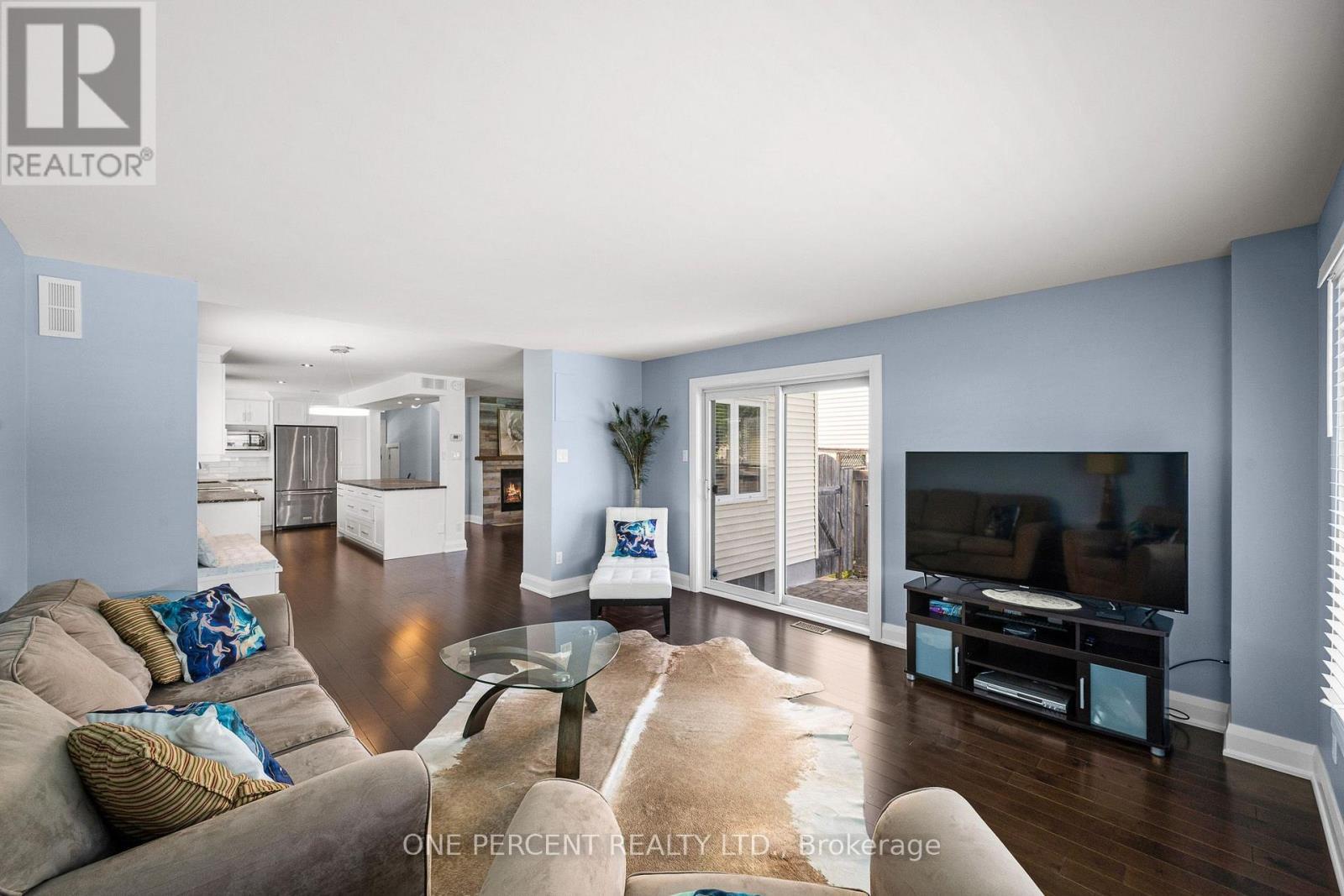 Living Room - 8 Rastila Crescent, Ottawa, ON - Indoor Photo Showing Living Room