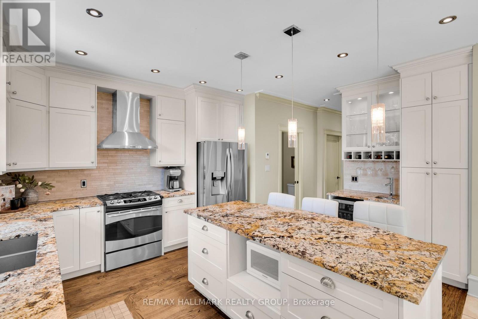 376 Winona Avenue, Ottawa, ON - Indoor Photo Showing Kitchen With Upgraded Kitchen