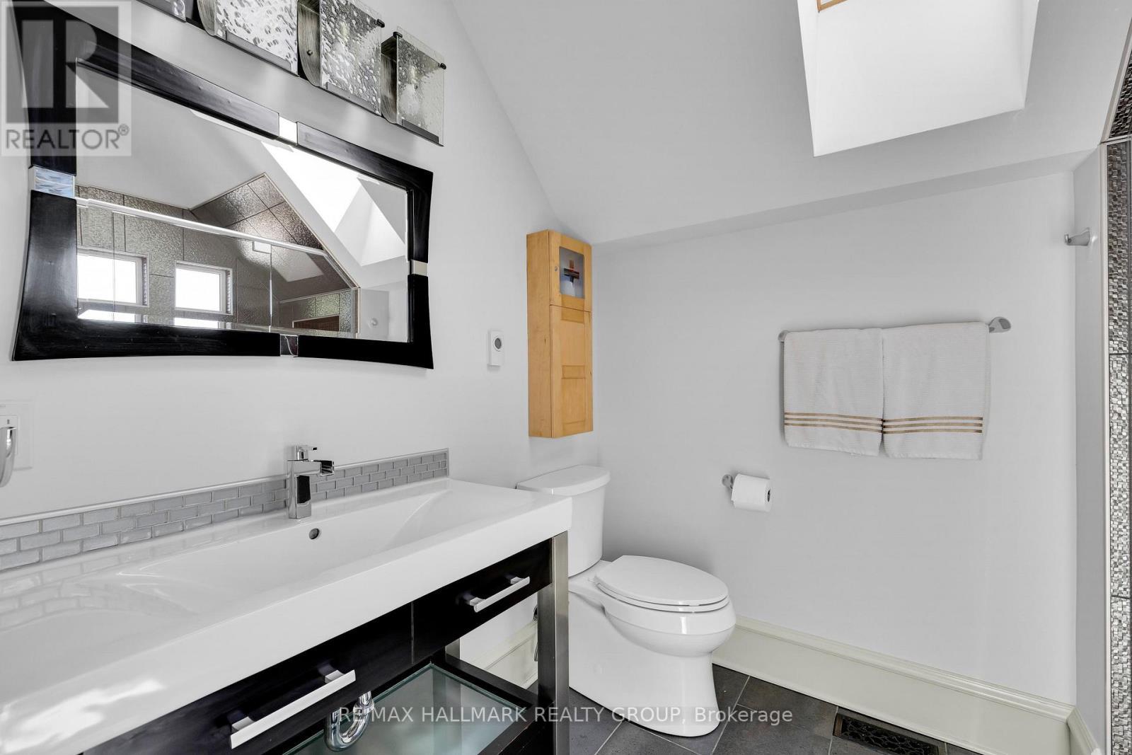 376 Winona Avenue, Ottawa, ON - Indoor Photo Showing Bathroom