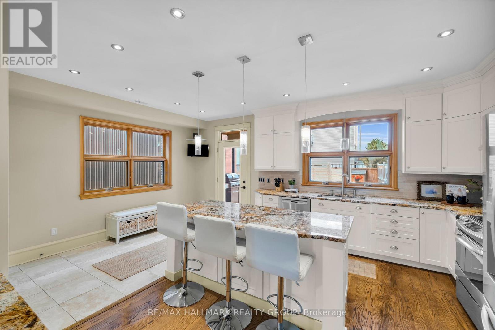 376 Winona Avenue, Ottawa, ON - Indoor Photo Showing Kitchen With Upgraded Kitchen