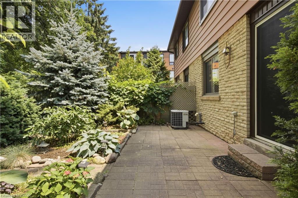 90 Halifax Drive, Kitchener, ON - Outdoor
