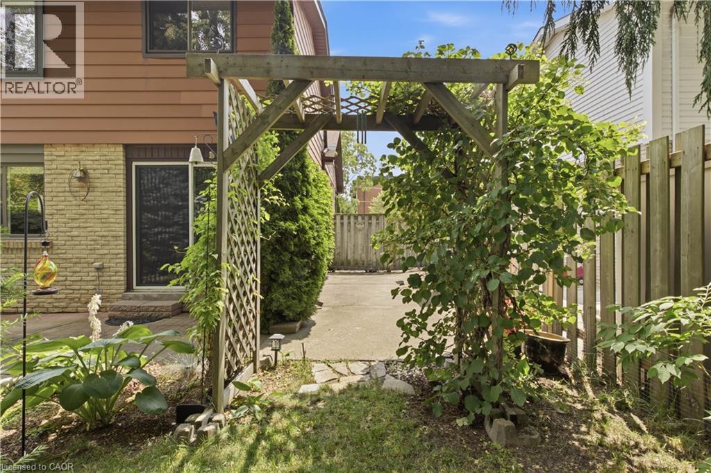 90 Halifax Drive, Kitchener, ON - Outdoor