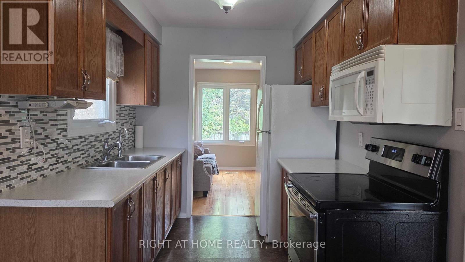 129 Heydon Avenue, New Tecumseth, ON - Indoor Photo Showing Kitchen With Double Sink