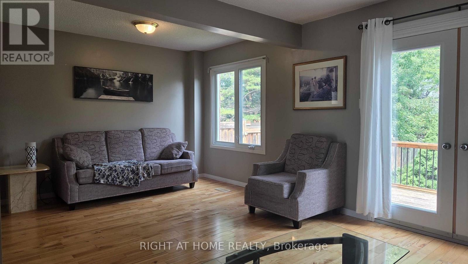 129 Heydon Avenue, New Tecumseth, ON - Indoor Photo Showing Living Room