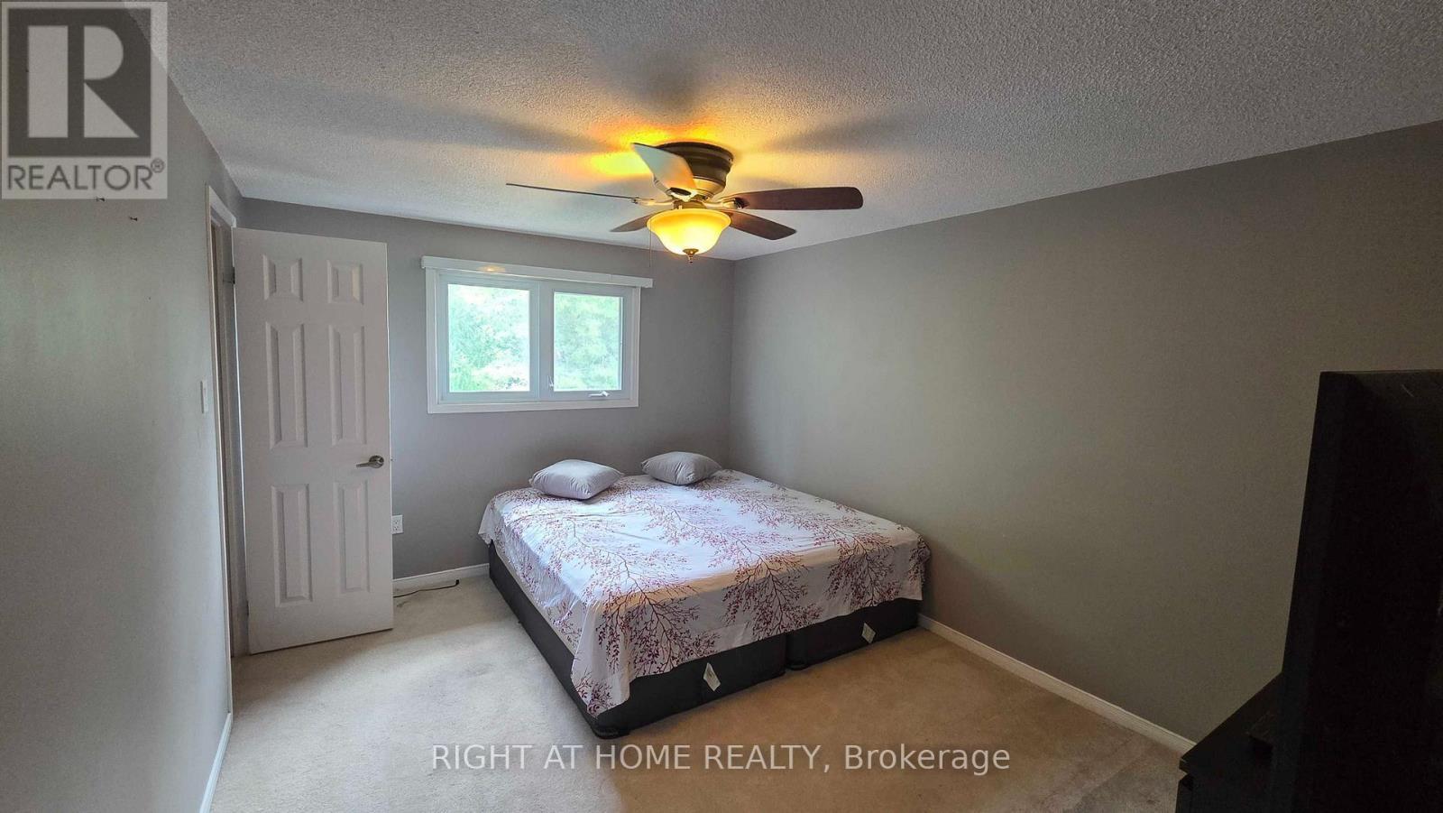 129 Heydon Avenue, New Tecumseth, ON - Indoor Photo Showing Bedroom