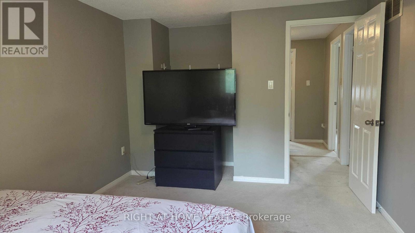 129 Heydon Avenue, New Tecumseth, ON - Indoor Photo Showing Bedroom