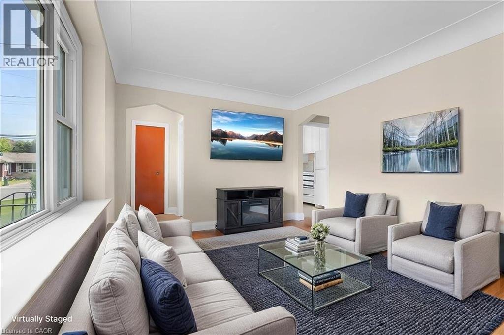 128 East 39Th Street, Hamilton, ON - Indoor Photo Showing Living Room With Fireplace