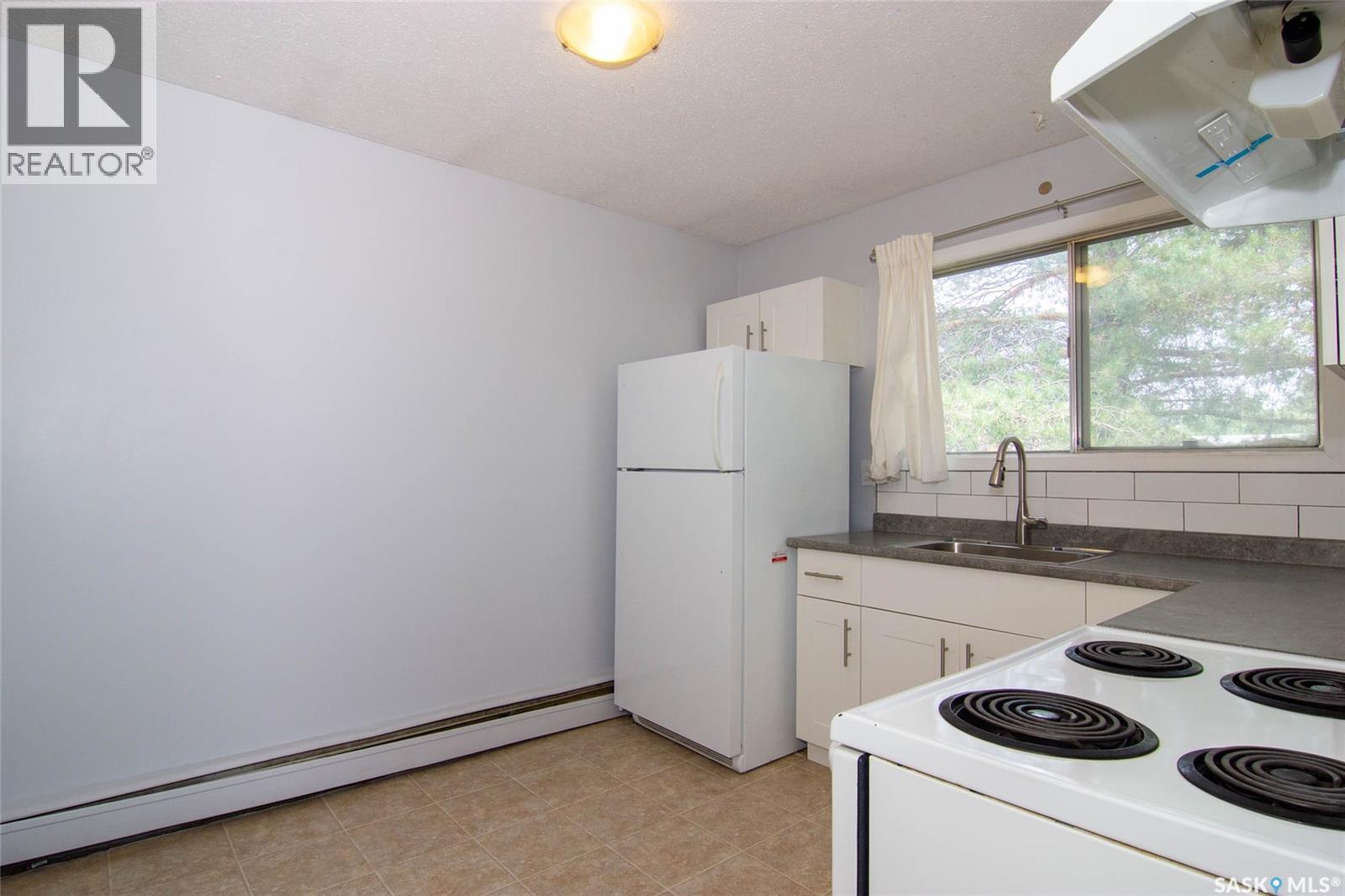 1625 Thompson Avenue, Saskatoon, SK - Indoor Photo Showing Kitchen