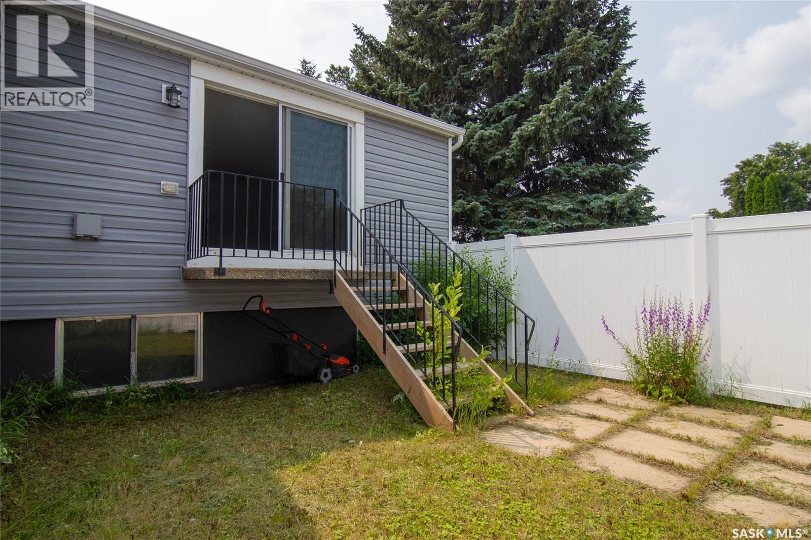 1625 Thompson Avenue, Saskatoon, SK - Outdoor