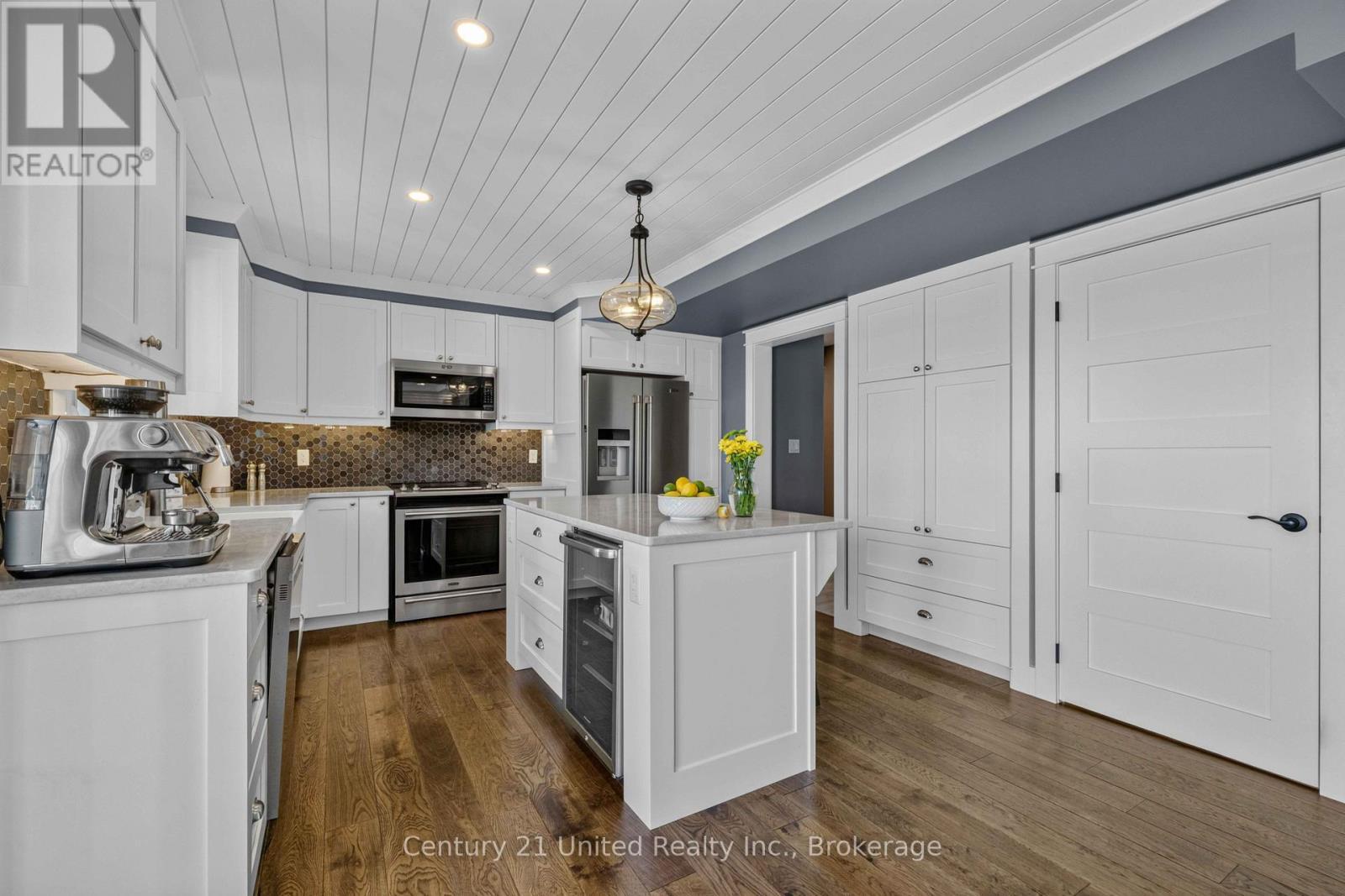 947 Payne Line, Douro-Dummer, ON - Indoor Photo Showing Kitchen With Upgraded Kitchen
