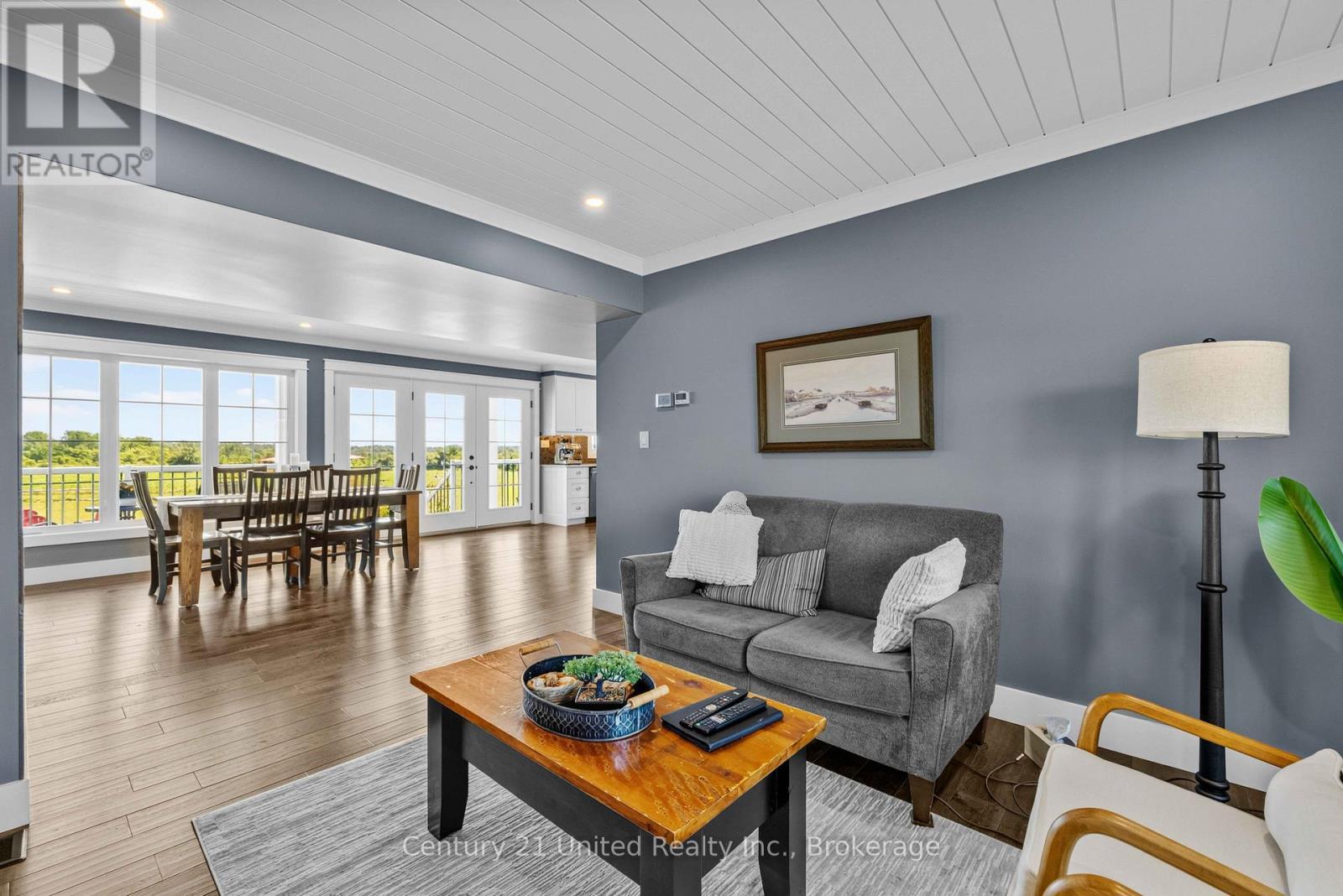 947 Payne Line, Douro-Dummer, ON - Indoor Photo Showing Living Room