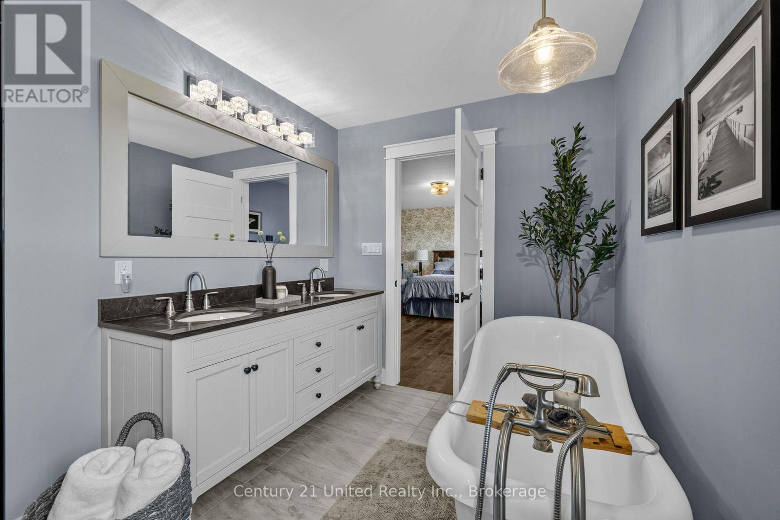 947 Payne Line, Douro-Dummer, ON - Indoor Photo Showing Bathroom