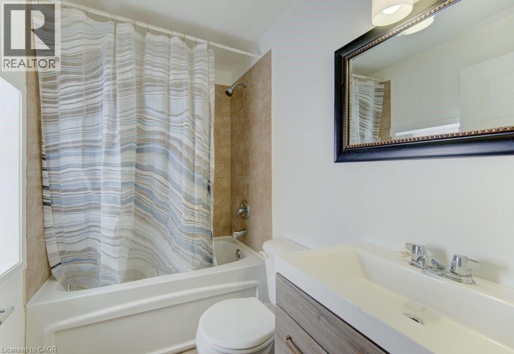 190 Lancaster Street E, Kitchener, ON - Indoor Photo Showing Bathroom