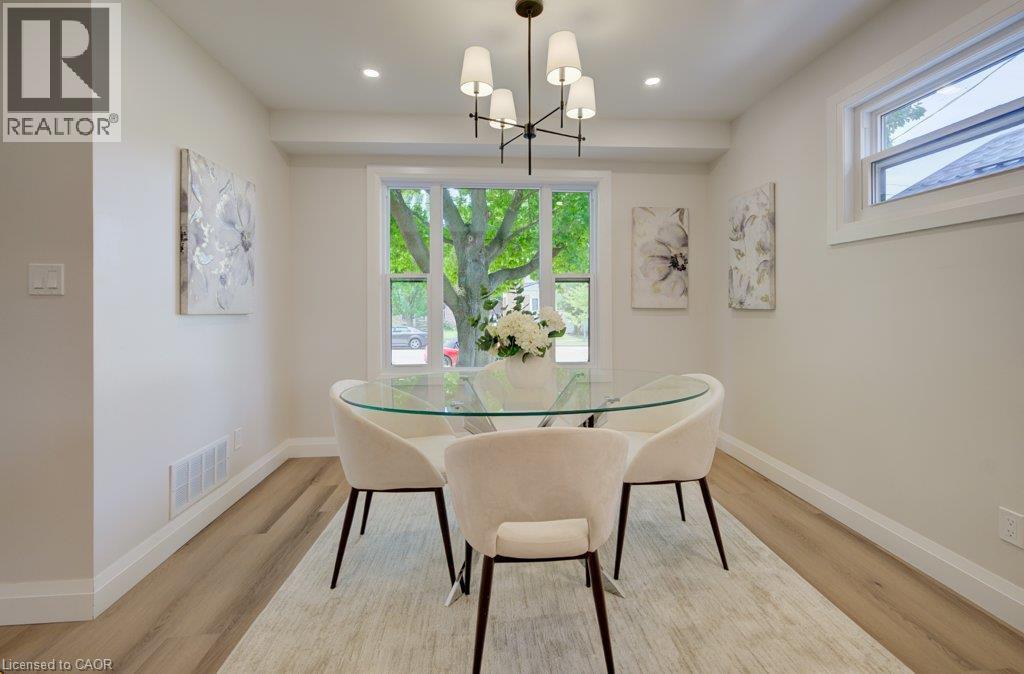 34 Moore Avenue N, Waterloo, ON - Indoor Photo Showing Dining Room