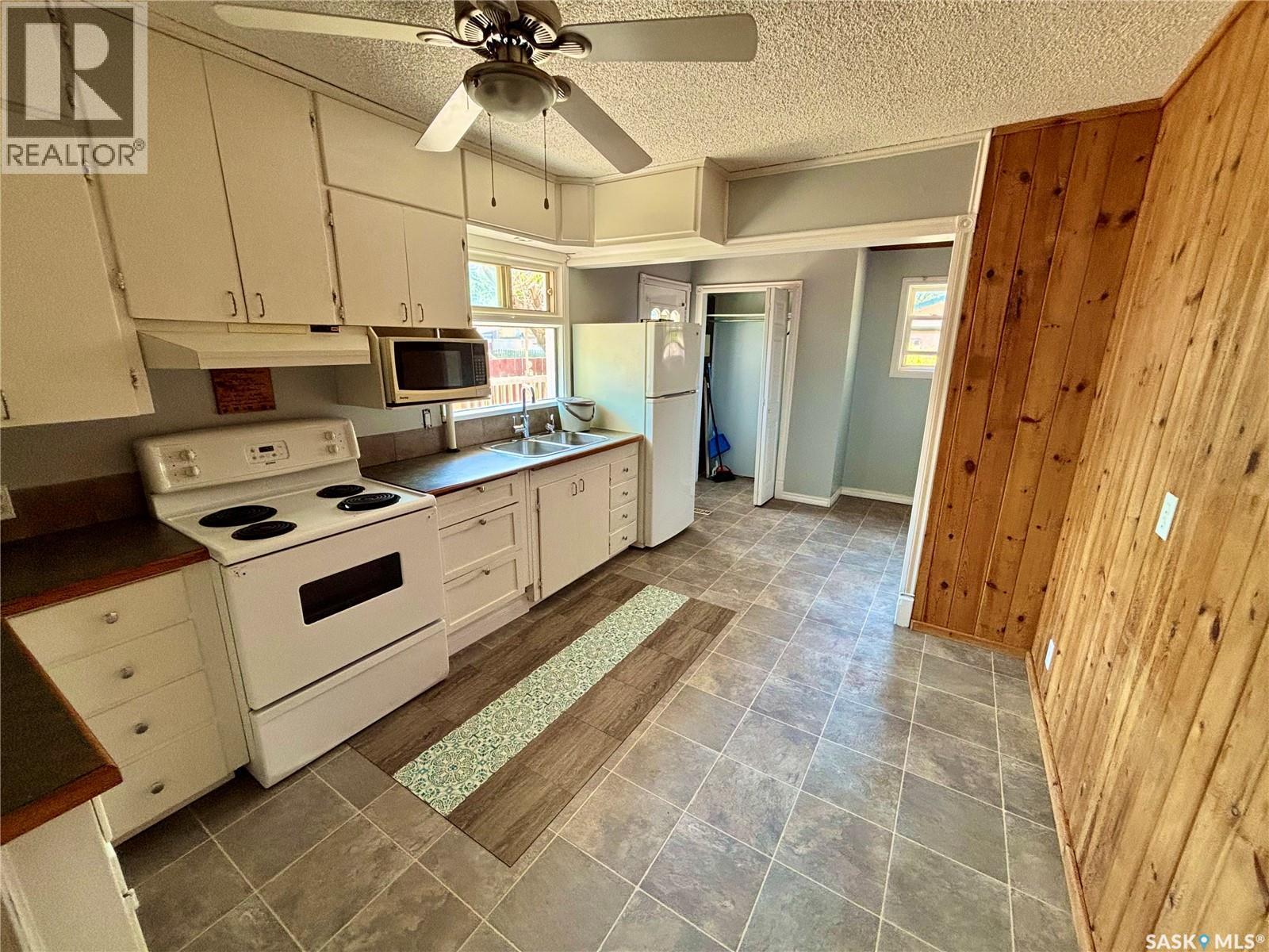 314 Retallack Street, Regina, SK - Indoor Photo Showing Kitchen With Double Sink