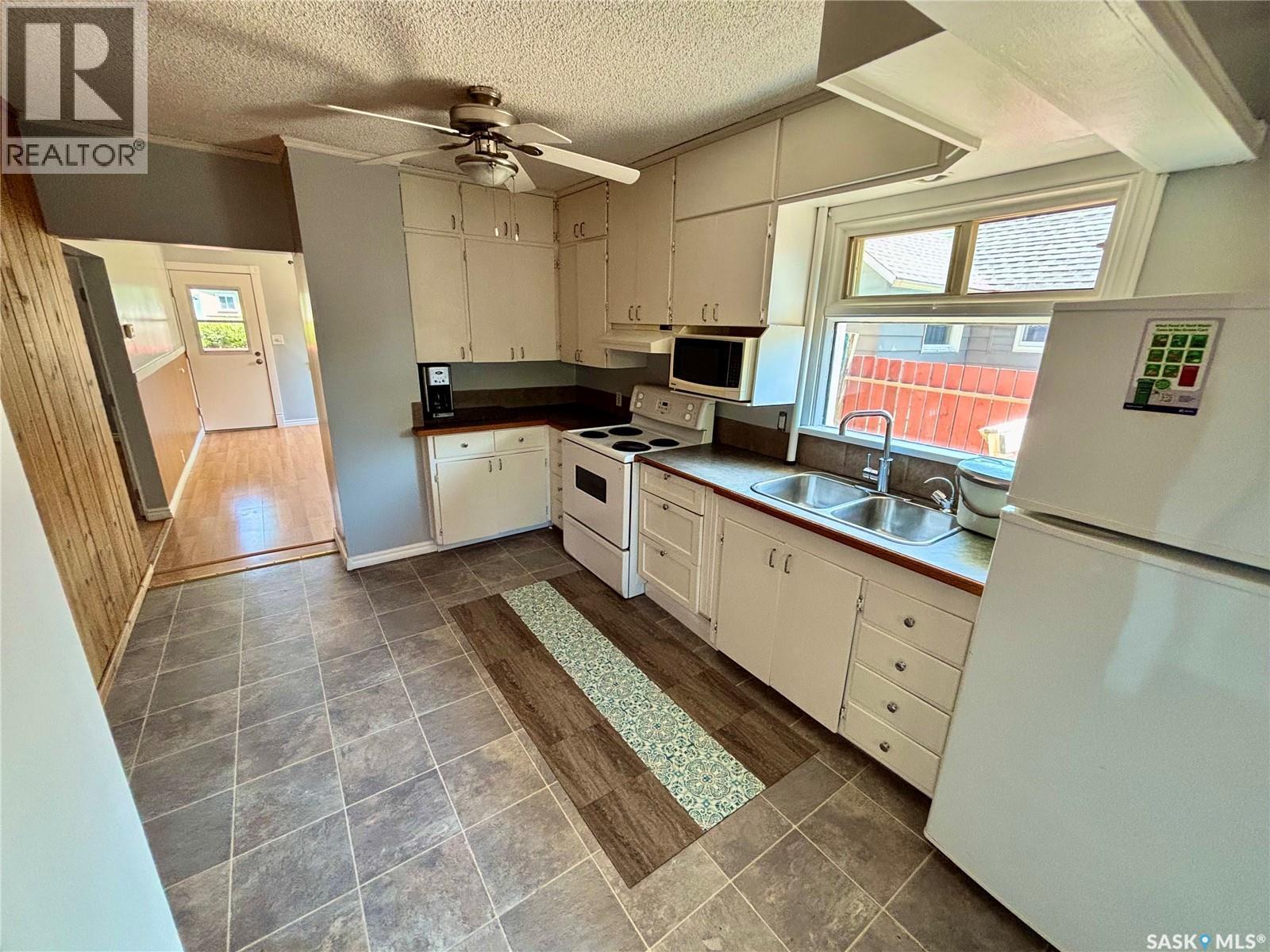 314 Retallack Street, Regina, SK - Indoor Photo Showing Kitchen With Double Sink